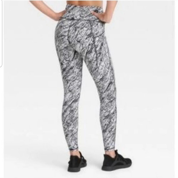 NWT All in Motion High Rise Black & White Legging - Picture 2 of 6